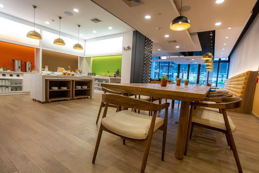 Hampton By Hilton Quito La Carolina Park Hotel Restaurant foto