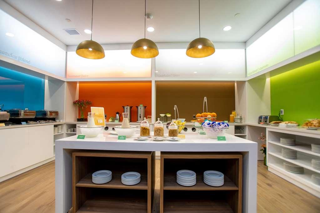 Hampton By Hilton Quito La Carolina Park Hotel Restaurant foto