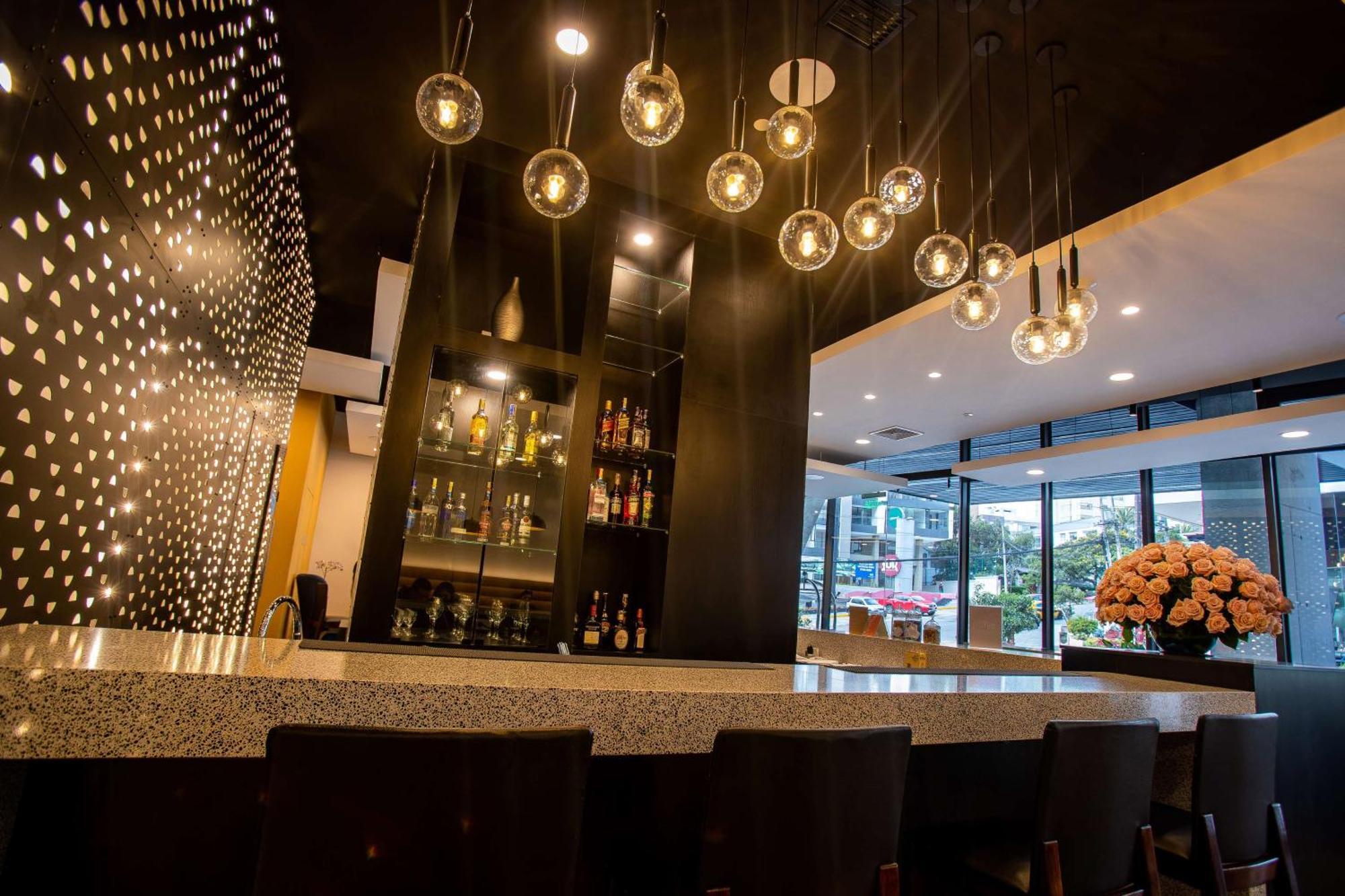 Hampton By Hilton Quito La Carolina Park Hotel Exterior foto
