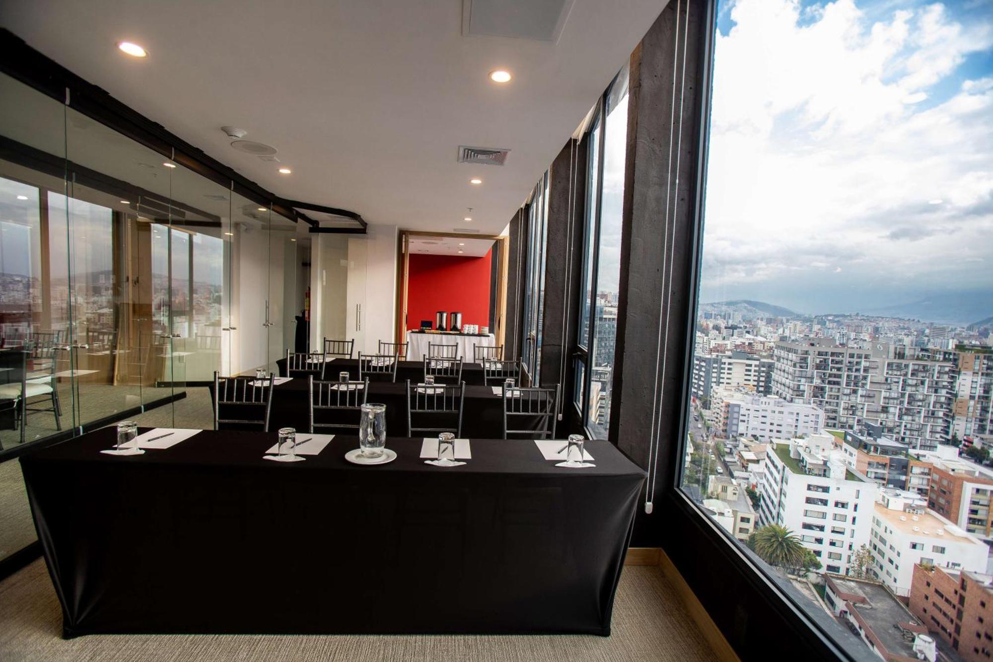 Hampton By Hilton Quito La Carolina Park Hotel Exterior foto